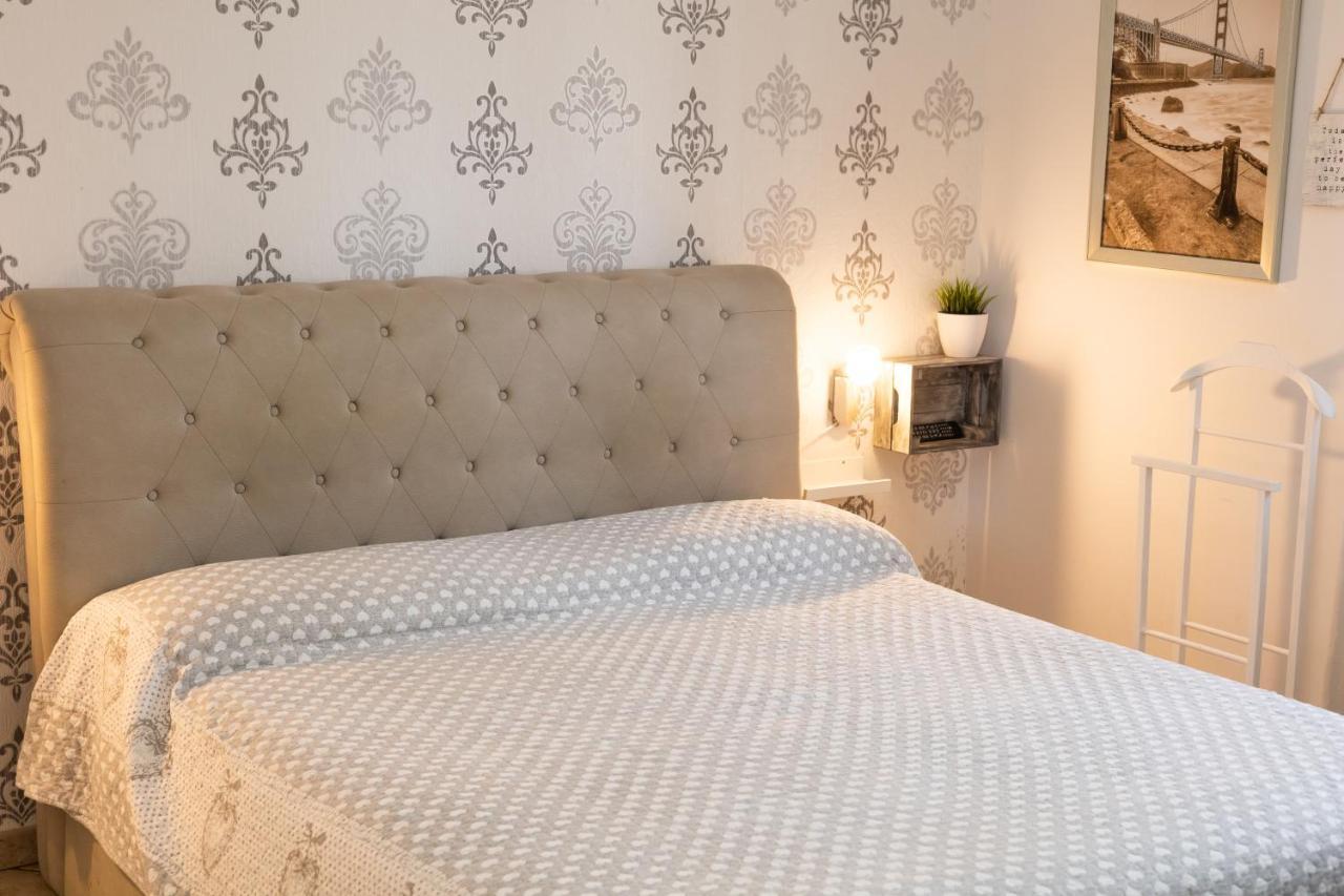 フィウミチーノ Emotions Bed & Breakfast エクステリア 写真